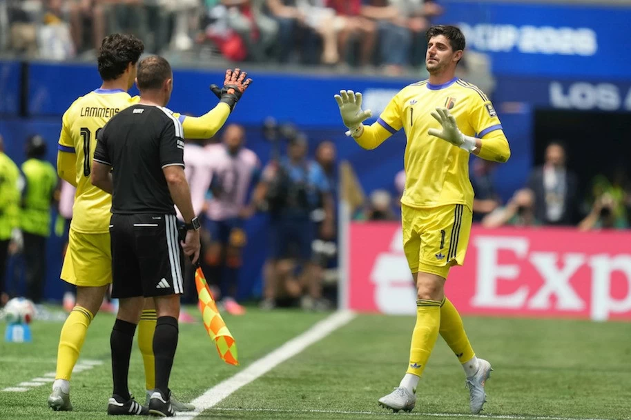 Tây Ban Nha đấu với Bỉ: Courtois an ủi Lammens sau sai lầm định mệnh - Cậu ấy sẽ mạnh mẽ hơn từ thất bại này