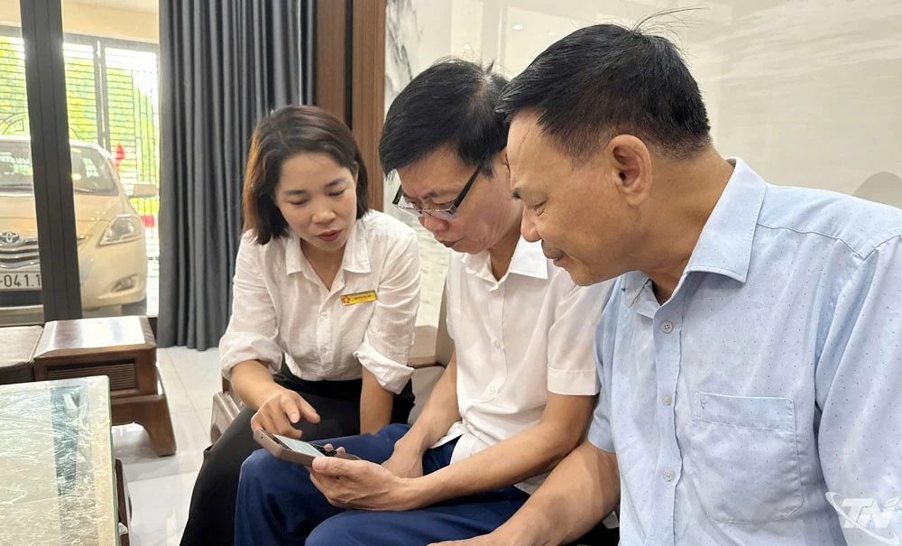 Tổ công nghệ số cộng đồng phường Quyết Thắng hỗ trợ người dân sử dụng các ứng dụng trên điện thoại thông minh.