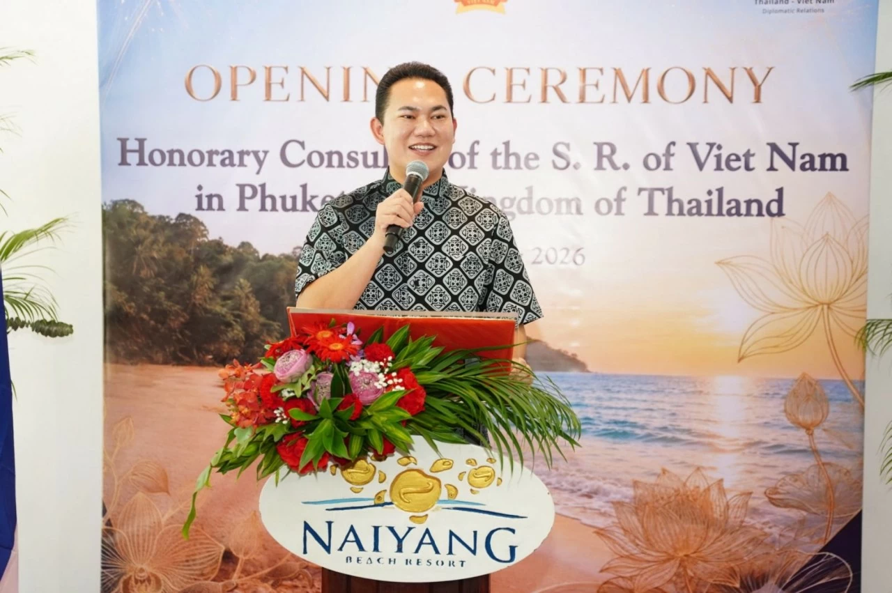 Phó Tỉnh trưởng Phuket Romdon Hamae-a-wae phát biểu tại buổi lễ. Phó Tỉnh trưởng Phuket Romdon Hamae-a-wae phát biểu tại buổi lễ.