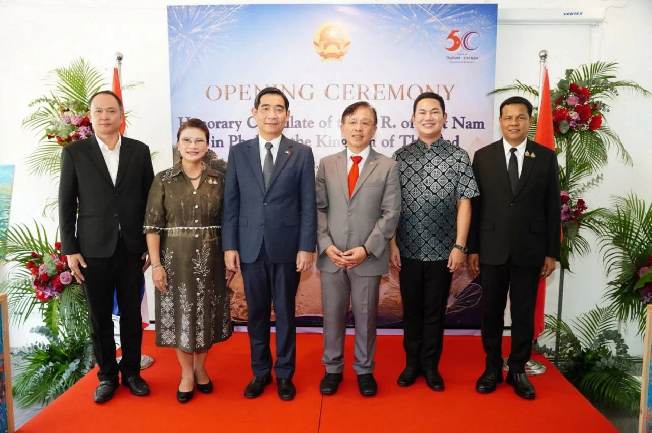 ĐS Phạm Việt Hùng (thứ ba, trái sang), Lãnh sự danh dự Việt Nam tại Phuket Thaneth Tantipiriyakij (thứ tư, trái sang), cùng các Tỉnh trưởng các tỉnh Phuket, Songkhla, Ranong và Phang Nga chụp ảnh lưu niệm ĐS Phạm Việt Hùng (thứ ba, trái sang), Lãnh sự danh dự Việt Nam tại Phuket Thaneth Tantipiriyakij (thứ tư, trái sang), cùng các Tỉnh trưởng các tỉnh Phuket, Songkhla, Ranong và Phang Nga chụp ảnh lưu niệm