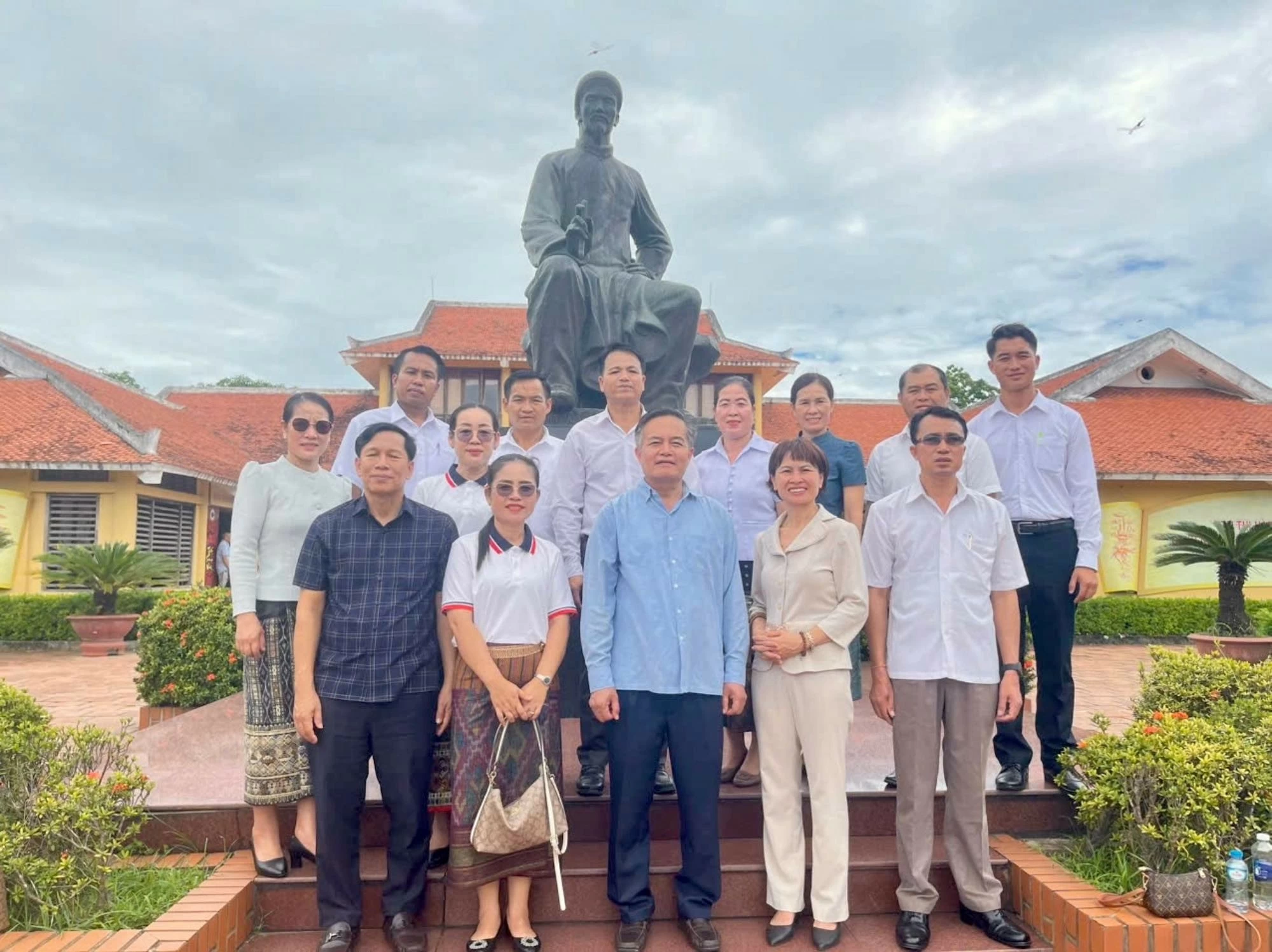 Đoàn giáo viên, học sinh tỉnh Bolikhamxay (Lào) tham quan và giao lưu tại Hà Tĩnh