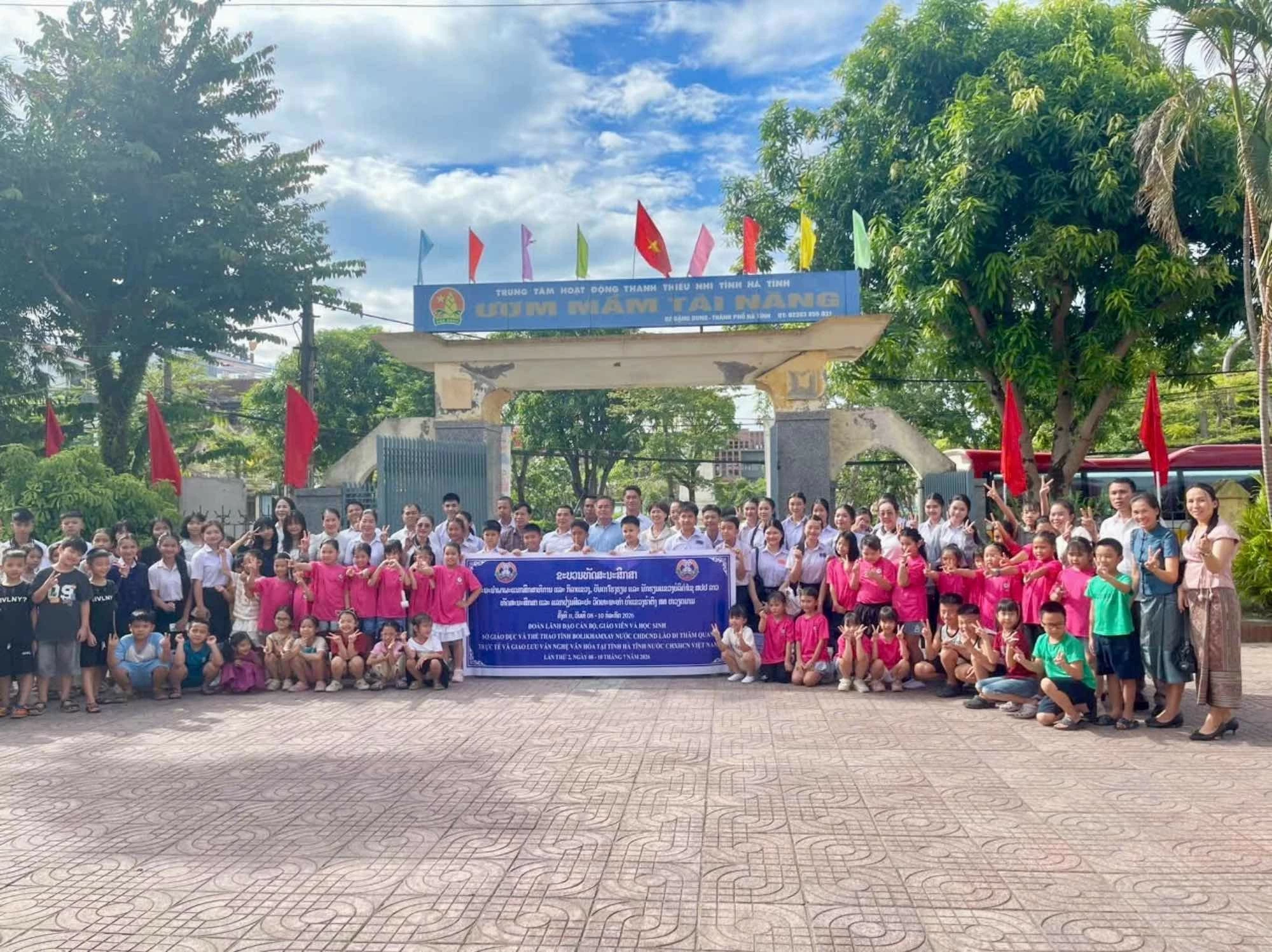 Đoàn giáo viên, học sinh tiêu biểu tỉnh Bolikhamxay (Lào) tham quan và giao lưu tại Hà Tĩnh
