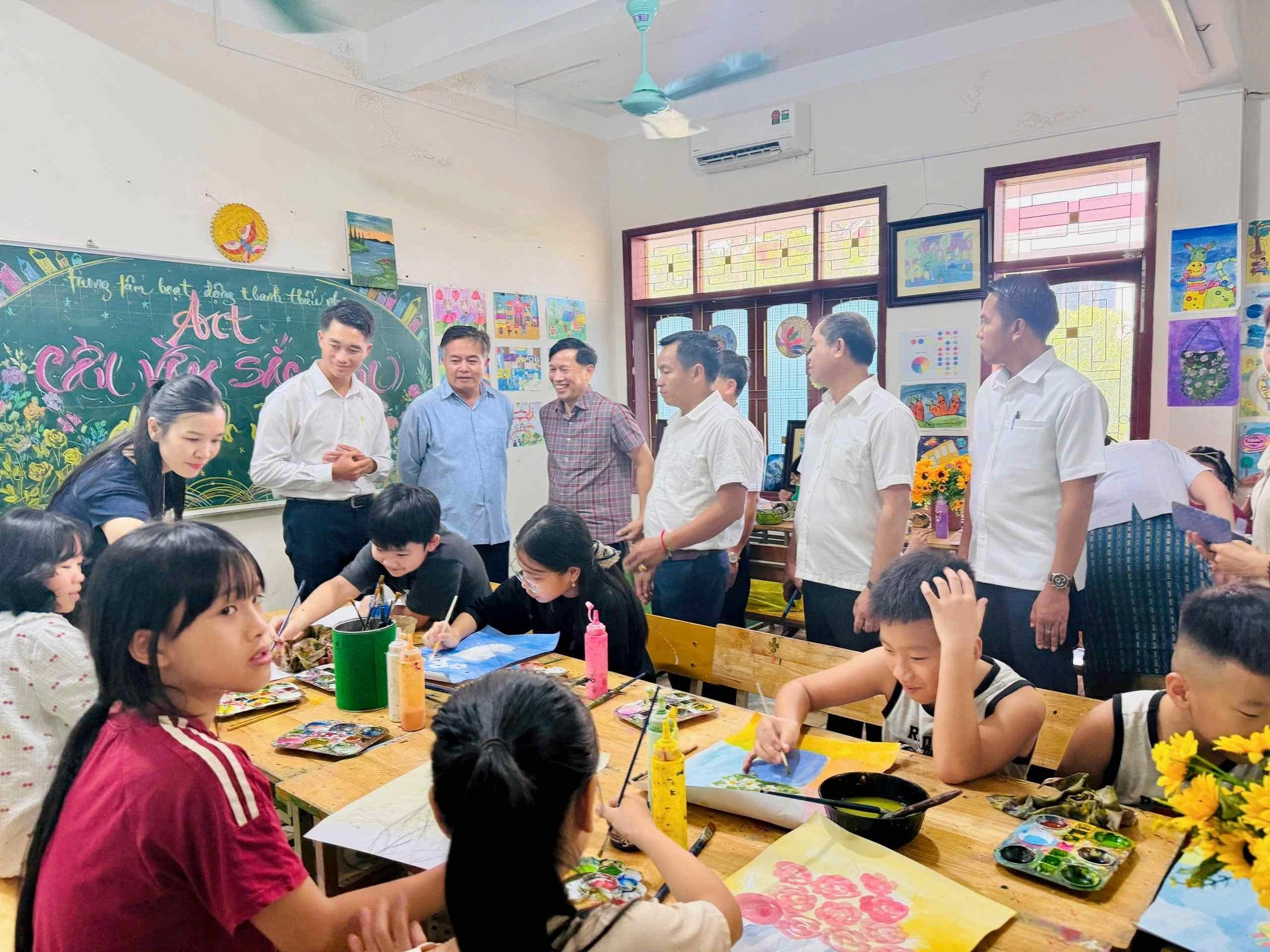 Đoàn giáo viên, học sinh tỉnh Bolikhamxay (Lào) tham quan và giao lưu tại Hà Tĩnh