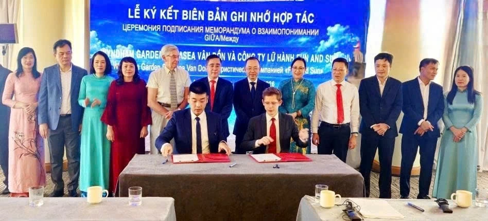 Doanh nghiệp du lịch Quảng Ninh ký kết biên bản ghi nhớ hợp tác với Công ty Fun & Sun. (Nguồn: Báo Văn Hóa)
