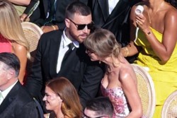 Ca sĩ Taylor Swift lần đầu lộ diện sau đám cưới xa hoa