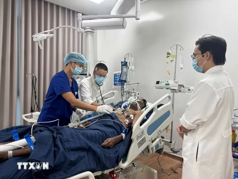 Lãnh đạo đặc khu Phú Quốc thăm hỏi nạn nhân đang chăm sóc, điều trị tại bệnh viện trên đảo Phú Quốc. (Nguồn: TTXVN) Lãnh đạo đặc khu Phú Quốc thăm hỏi nạn nhân đang chăm sóc, điều trị tại bệnh viện trên đảo Phú Quốc. (Nguồn: TTXVN)