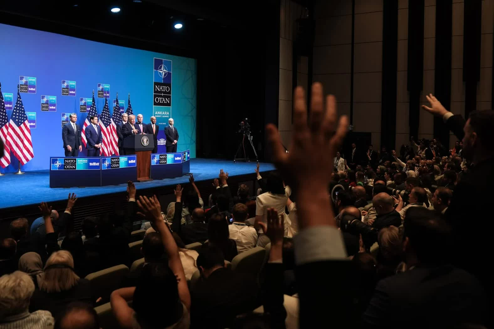Donald Trump phát biểu trong cuộc họp báo bên lề Hội nghị Thượng đỉnh North Atlantic Treaty Organization tại Ankara vào thứ Tư, 8/7. (Nguồn: Getty Images) Donald Trump phát biểu trong cuộc họp báo bên lề Hội nghị Thượng đỉnh North Atlantic Treaty Organization tại Ankara vào thứ Tư, 8/7. (Nguồn: Getty Images)