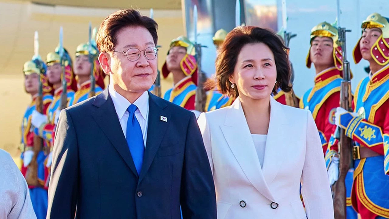 Tổng thống Hàn Quốc Lee Jae Myung và Phu nhân bước xuống chuyên cơ, bắt đầu chuyến thăm chính thức Mông Cổ, ngày 9/7. Trong cuộc phỏng vấn với hãng thông tấn nhà nước Mông Cổ, Tổng thống Lee nhấn mạnh sự cần thiết phải tăng cường hợp tác, cho rằng: Ảnh ấn tượng: Mỹ dừng hoạt động thương mại với Tây Ban Nha, nguyên thủ EU đầu tiên tới Syria, mỗi trẻ em Mỹ sinh ra đã có 1.000 USD