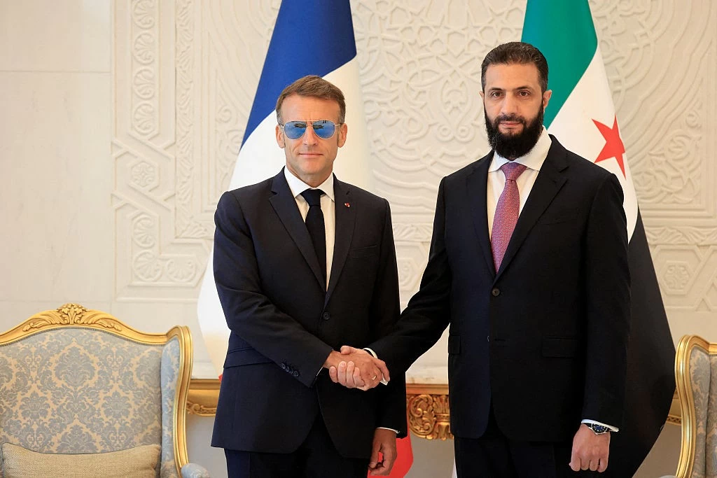 Tổng thống Pháp Emmanuel Macron (trái) và người đồng cấp Syria Ahmad al-Sharaa trong chuyến công du quốc gia Trung Đông, ngày 6/7. (Nguồn: Pool) Tổng thống Pháp Emmanuel Macron (trái) và người đồng cấp Syria Ahmad al-Sharaa trong chuyến công du quốc gia Trung Đông, ngày 6/7. (Nguồn: Pool)