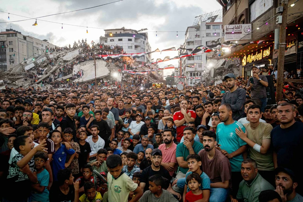Người hâm mộ Palestine tụ tập theo dõi trận đấu thuộc FIFA World Cup giữa Argentina và Egypt. Ông Mohamed al-Wahidi, một nhân viên cứu trợ Palestine, người đã tổ chức các buổi chiếu trực tiếp các trận đấu World Cup tại Gaza, đã thiệt mạng trong một cuộc không kích bằng tên lửa của Israel ngay trước khi trận đấu diễn ra vào tối thứ Ba. (Nguồn: TheNews2) Người hâm mộ Palestine tụ tập theo dõi trận đấu thuộc FIFA World Cup giữa Argentina và Egypt. Ông Mohamed al-Wahidi, một nhân viên cứu trợ Palestine, người đã tổ chức các buổi chiếu trực tiếp các trận đấu World Cup tại Gaza, đã thiệt mạng trong một cuộc không kích bằng tên lửa của Israel ngay trước khi trận đấu diễn ra vào tối thứ Ba. (Nguồn: TheNews2)