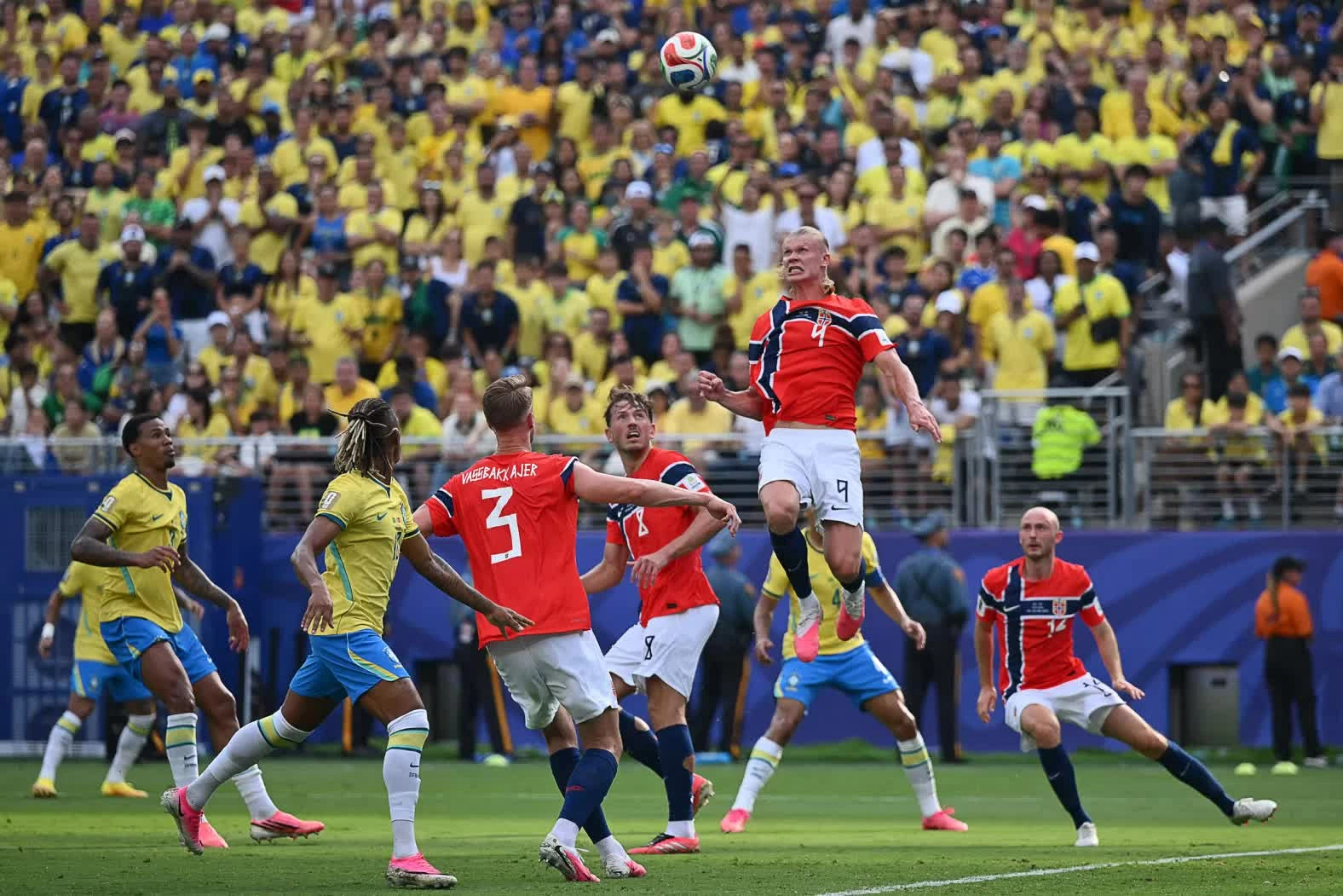 Erling Braut Haaland bật cao tranh bóng trong trận đấu thuộc FIFA World Cup giữa Norway và Brazil tại East Rutherford vào Chủ nhật, 5/7. Na Uy giành chiến thắng với tỷ số 2-1. (Nguồn: Getty Images) Erling Braut Haaland bật cao tranh bóng trong trận đấu thuộc FIFA World Cup giữa Norway và Brazil tại East Rutherford vào Chủ nhật, 5/7. Na Uy giành chiến thắng với tỷ số 2-1. (Nguồn: Getty Images)
