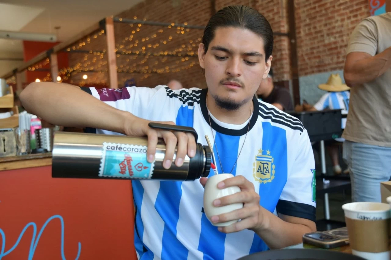 Không chỉ có Messi, cổ động viên Argentina còn mang đến World Cup quốc hồn quốc túy Yerba Mate