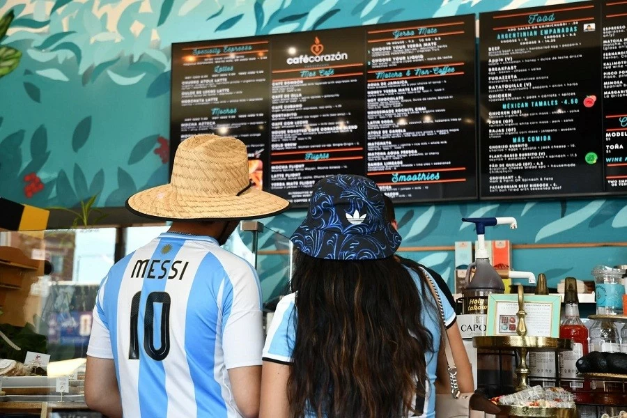 Không chỉ có Messi, cổ động viên Argentina còn mang đến World Cup quốc hồn quốc túy Yerba Mate