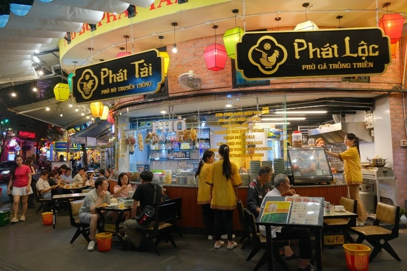 Kinh tế đêm đánh thức hàng quán trung tâm TP.HCM