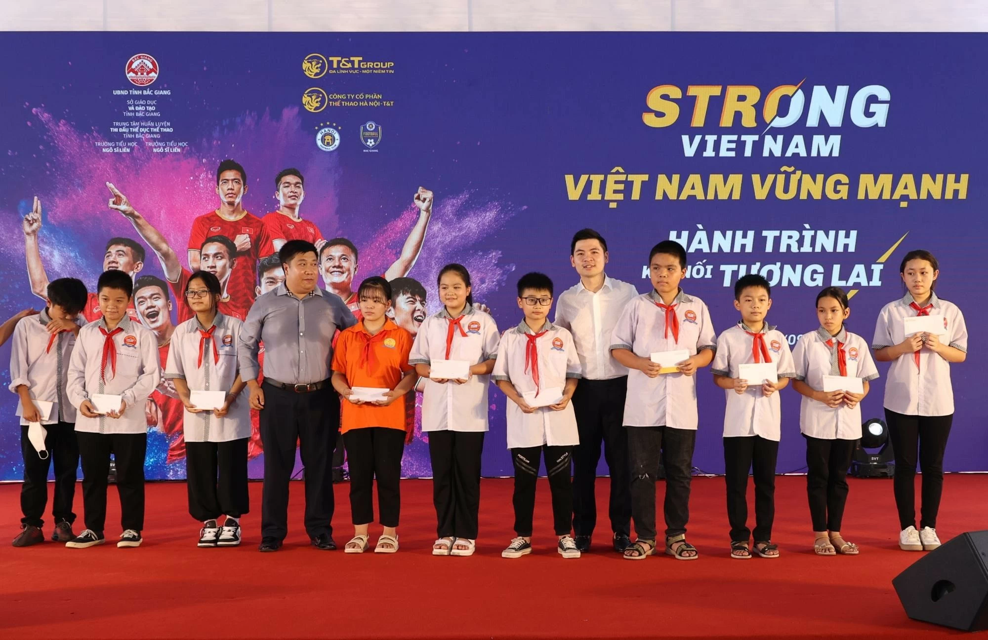 Trung tâm Bóng đá Cộng đồng Hà Nội FC: Bước khởi đầu từ một cam kết với cử tri Trung tâm Bóng đá Cộng đồng Hà Nội FC: Bước khởi đầu từ một cam kết với cử tri