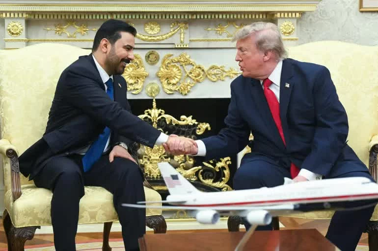 Tổng thống Mỹ Donald Trump bắt tay Thủ tướng Iraq Ali al-Zaidi tại Nhà Trắng ngày 14/7. Cuộc gặp đánh dấu nỗ lực đưa quan hệ song phương chuyển từ hợp tác quân sự sang kinh tế, với trọng tâm là các dự án dầu khí, đầu tư và thương mại. (Nguồn: Al Jazeera)