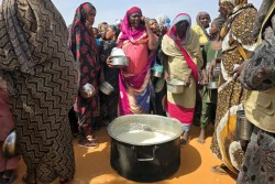 Sudan lún sâu vào khủng hoảng, xung đột nội bộ chưa dứt, lại thêm cú sốc từ bên ngoài