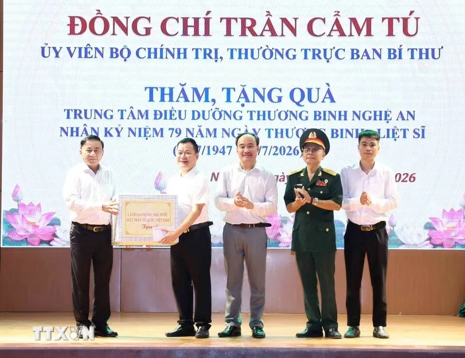 Thường trực Ban Bí thư Trần Cẩm Tú: Chăm lo người có công là trách nhiệm của cả hệ thống chính trị và toàn xã hội Thường trực Ban Bí thư Trần Cẩm Tú: Chăm lo người có công là trách nhiệm của cả hệ thống chính trị và toàn xã hội