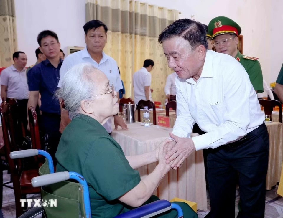 Thường trực Ban Bí thư Trần Cẩm Tú: Chăm lo người có công là trách nhiệm của cả hệ thống chính trị và toàn xã hội Thường trực Ban Bí thư Trần Cẩm Tú: Chăm lo người có công là trách nhiệm của cả hệ thống chính trị và toàn xã hội