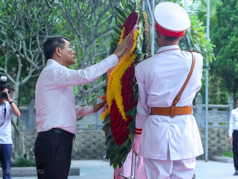 Thủ tướng Chính phủ Lê Minh Hưng dâng hoa tưởng nhớ, tri ân các Anh hùng liệt sĩ tại Nghĩa trang liệt sĩ quốc gia Vị Xuyên, Tuyên Quang. (Nguồn: VGP) Thủ tướng Chính phủ Lê Minh Hưng dâng hoa tưởng nhớ, tri ân các Anh hùng liệt sĩ tại Nghĩa trang liệt sĩ quốc gia Vị Xuyên, Tuyên Quang. (Nguồn: VGP)