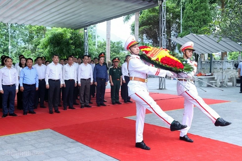 Thủ tướng Lê Minh Hưng dâng hương tại Nghĩa trang liệt sĩ quốc gia Vị Xuyên, Tuyên Quang Thủ tướng Lê Minh Hưng dâng hương tại Nghĩa trang liệt sĩ quốc gia Vị Xuyên, Tuyên Quang
