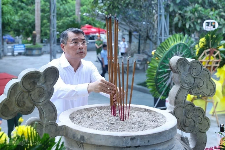 Thủ tướng Lê Minh Hưng dâng hương tại Nghĩa trang liệt sĩ quốc gia Vị Xuyên, Tuyên Quang Thủ tướng Lê Minh Hưng dâng hương tại Nghĩa trang liệt sĩ quốc gia Vị Xuyên, Tuyên Quang