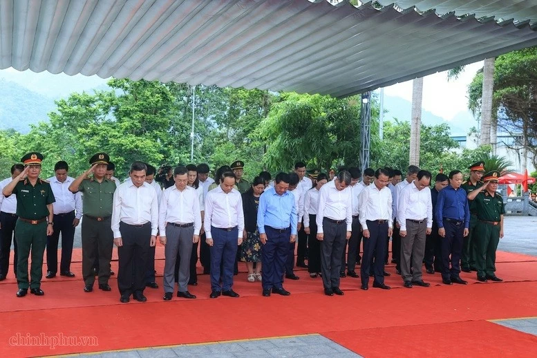 Thủ tướng Lê Minh Hưng dâng hương tại Nghĩa trang liệt sĩ quốc gia Vị Xuyên, Tuyên Quang Thủ tướng Lê Minh Hưng dâng hương tại Nghĩa trang liệt sĩ quốc gia Vị Xuyên, Tuyên Quang