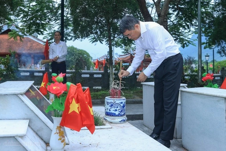 Thủ tướng Lê Minh Hưng dâng hương tại Nghĩa trang liệt sĩ quốc gia Vị Xuyên, Tuyên Quang Thủ tướng Lê Minh Hưng dâng hương tại Nghĩa trang liệt sĩ quốc gia Vị Xuyên, Tuyên Quang
