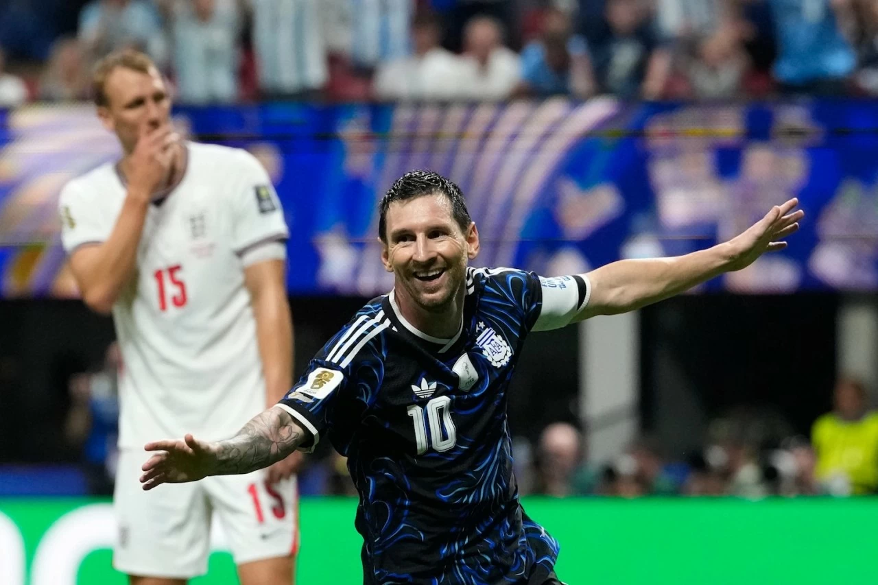 Kết quả bóng đá World Cup 2026: Argentina 2-0 Anh: Messi lập cú đúp kiến tạo đỉnh cao, Argentina ngược dòng đánh bại tuyển Anh để vào chung kết Kết quả bóng đá World Cup 2026: Argentina 2-0 Anh: Messi lập cú đúp kiến tạo đỉnh cao, Argentina ngược dòng đánh bại tuyển Anh để vào chung kết