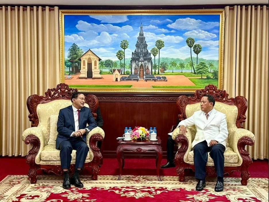 Bí thư Tỉnh ủy Savannakhet (Lào) tiếp Tổng Lãnh sự Việt Nam Nguyễn Văn Dũng Bí thư Tỉnh ủy Savannakhet (Lào) tiếp Tổng Lãnh sự Việt Nam Nguyễn Văn Dũng