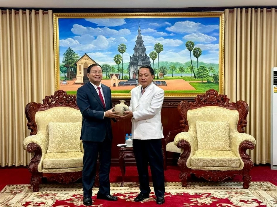 Bí thư Tỉnh ủy Savannakhet (Lào) tiếp Tổng Lãnh sự Việt Nam Nguyễn Văn Dũng Bí thư Tỉnh ủy Savannakhet (Lào) tiếp Tổng Lãnh sự Việt Nam Nguyễn Văn Dũng
