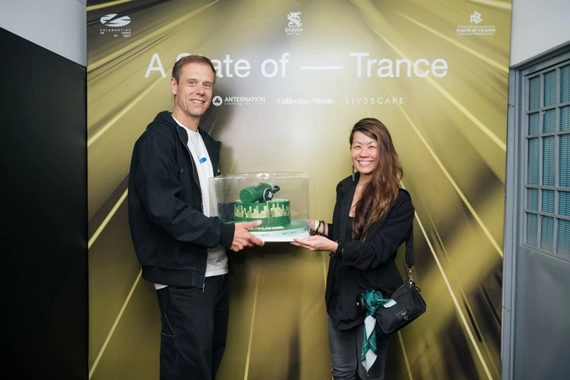 Món quà tặng DJ Armin van Buuren gửi gắm tình cảm, sự chào đón nồng nhiệt và niềm tự hào của cộng đồng người hâm mộ Việt Nam (Ảnh: SABECO) Món quà tặng DJ Armin van Buuren gửi gắm tình cảm, sự chào đón nồng nhiệt và niềm tự hào của cộng đồng người hâm mộ Việt Nam (Ảnh: SABECO)