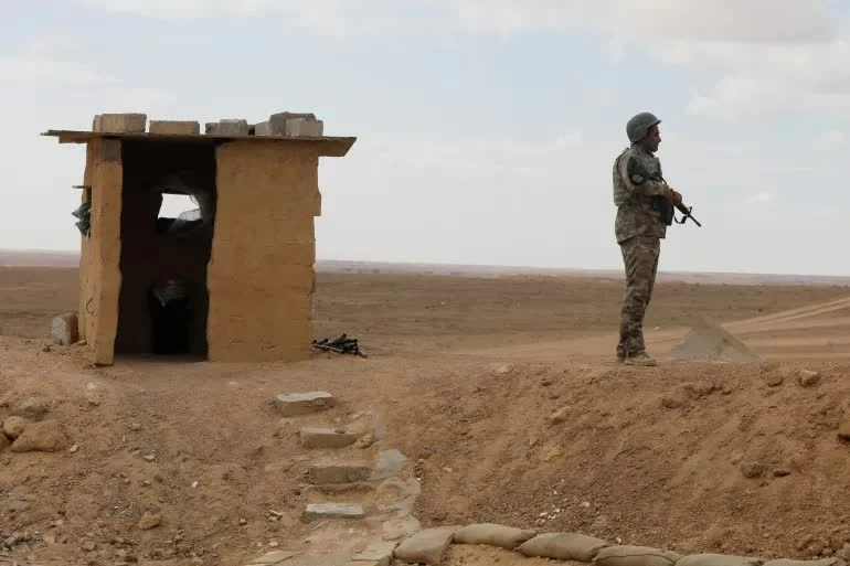 Lực lượng an ninh Iraq làm nhiệm vụ tại cửa khẩu giáp Syria, khu vực vừa phát hiện lô vũ khí bị nghi vận chuyển tới Hezbollah ở Lebanon. (Nguồn: Al Jazeera) Lực lượng an ninh Iraq làm nhiệm vụ tại cửa khẩu giáp Syria, khu vực vừa phát hiện lô vũ khí bị nghi vận chuyển tới Hezbollah ở Lebanon. (Nguồn: Al Jazeera)