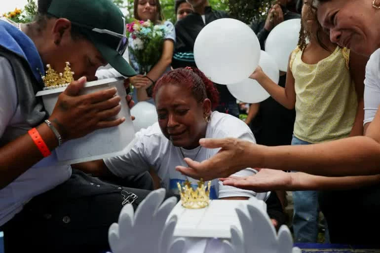 Thân nhân các nạn nhân nghẹn ngào trong lễ an táng giữa lúc Venezuela tiếp tục đối mặt với hậu quả nặng nề của trận động đất cuối tháng 6. (Nguồn: Al Jazeera) Thân nhân các nạn nhân nghẹn ngào trong lễ an táng giữa lúc Venezuela tiếp tục đối mặt với hậu quả nặng nề của trận động đất cuối tháng 6. (Nguồn: Al Jazeera)