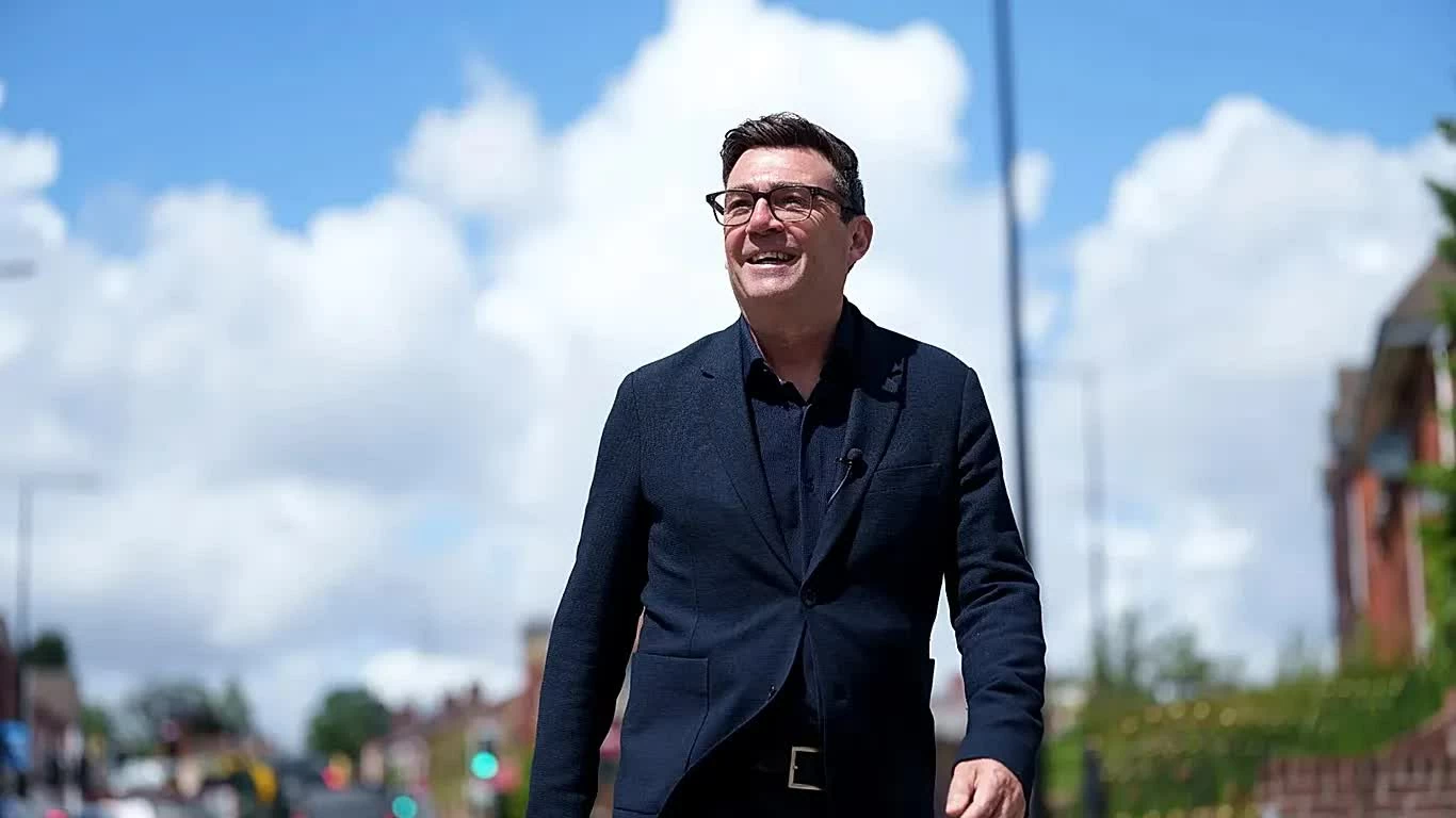 Nghị sĩ Andy Burnham dự kiến trở thành lãnh đạo mới của Công đảng trước khi chính thức tiếp quản cương vị Thủ tướng Anh vào ngày 20/7, mở ra giai đoạn chuyển giao quyền lực mới tại số 10 phố Downing. (Nguồn: Euronews)