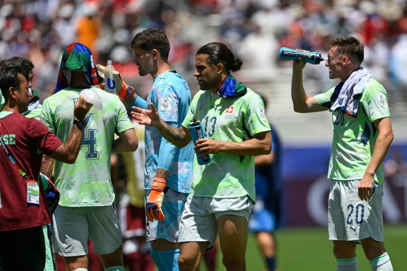 Bên lề World Cup 2026: Tranh cãi xung quanh thời gian nghỉ uống nước giữa mỗi hiệp do FIFA ban hành Bên lề World Cup 2026: Tranh cãi xung quanh thời gian nghỉ uống nước giữa mỗi hiệp do FIFA ban hành