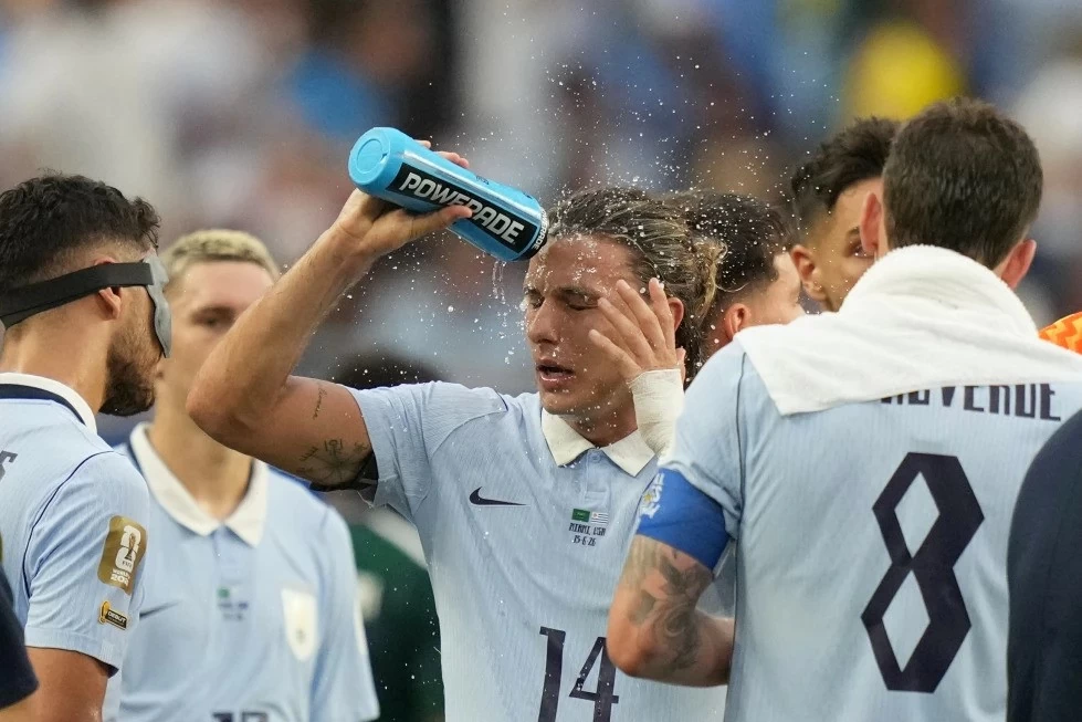 Bên lề World Cup 2026: Tranh cãi xung quanh thời gian nghỉ uống nước giữa mỗi hiệp do FIFA ban hành Bên lề World Cup 2026: Tranh cãi xung quanh thời gian nghỉ uống nước giữa mỗi hiệp do FIFA ban hành