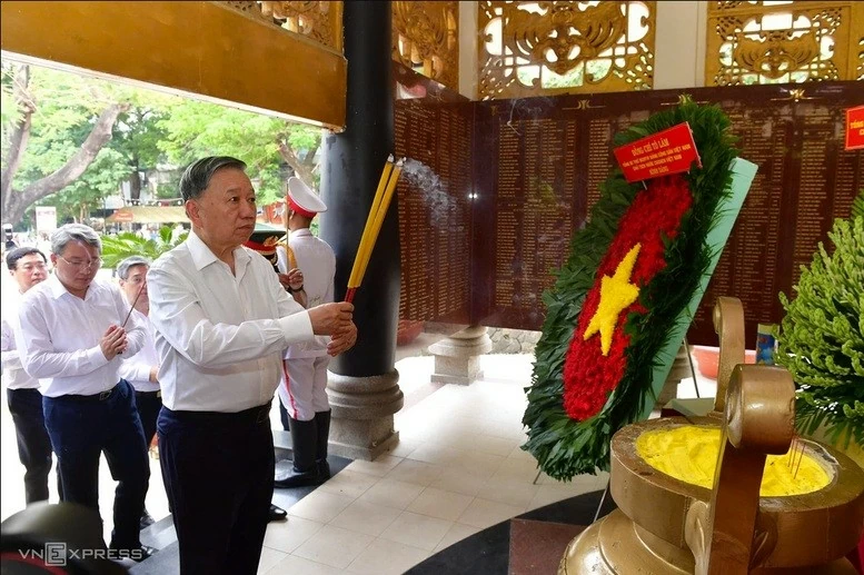 Tổng Bí thư, Chủ tịch nước Tô Lâm dâng hương các anh hùng liệt sĩ tại công viên Lê Thị Riêng. (Nguồn: VnExpress)