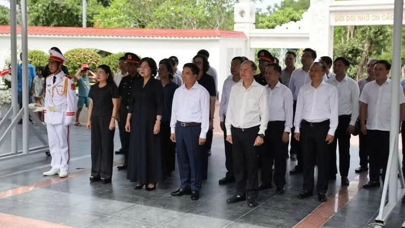 Các đồng chí lãnh đạo Quốc hội, tỉnh Hà Tĩnh dâng hương tại Khu mộ 10 nữ anh hùng liệt sĩ, thanh niên xung phong Ngã ba Đồng Lộc. (Nguồn: Báo Nhân Dân) Các đồng chí lãnh đạo Quốc hội, tỉnh Hà Tĩnh dâng hương tại Khu mộ 10 nữ anh hùng liệt sĩ, thanh niên xung phong Ngã ba Đồng Lộc. (Nguồn: Báo Nhân Dân)