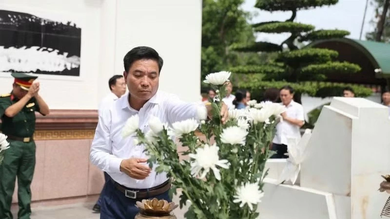 Thượng tướng Nguyễn Doãn Anh dâng hoa tưởng niệm 10 nữ anh hùng liệt sĩ thanh niên xung phong hy sinh tại Ngã ba Đồng Lộc. (Nguồn: Báo Nhân Dân) Thượng tướng Nguyễn Doãn Anh dâng hoa tưởng niệm 10 nữ anh hùng liệt sĩ thanh niên xung phong hy sinh tại Ngã ba Đồng Lộc. (Nguồn: Báo Nhân Dân)