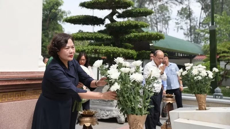 Các đồng chí lãnh đạo Quốc hội dâng hương tại Ngã ba Đồng Lộc Các đồng chí lãnh đạo Quốc hội dâng hương tại Ngã ba Đồng Lộc