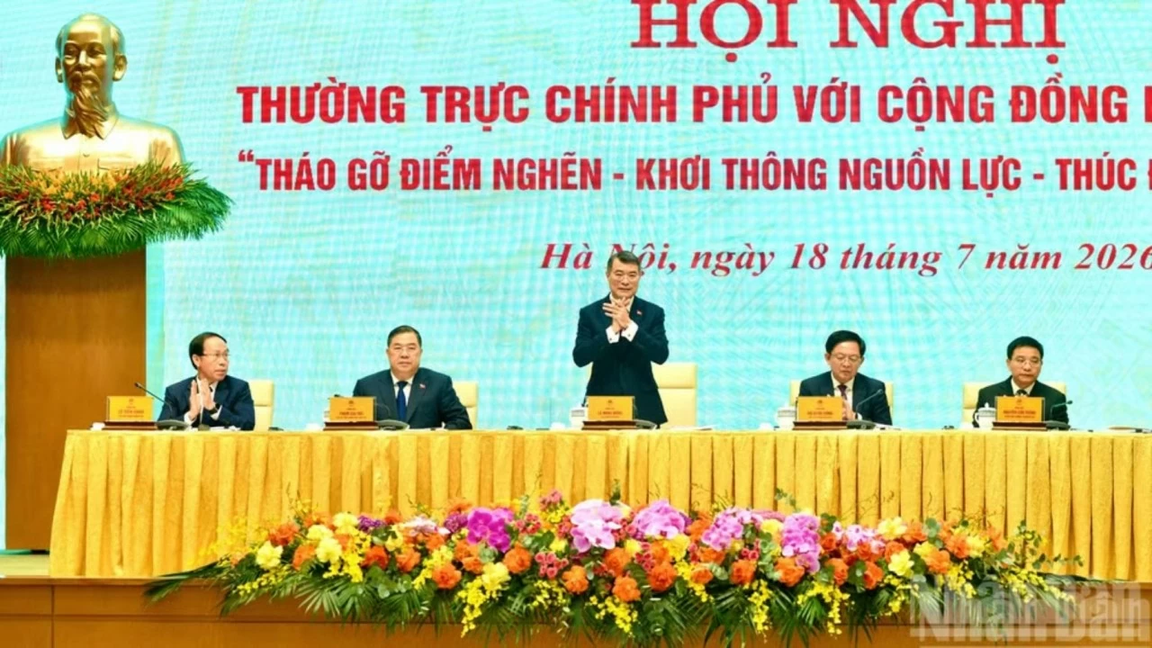 Thủ tướng Chính phủ Lê Minh Hưng chủ trì hội nghị.