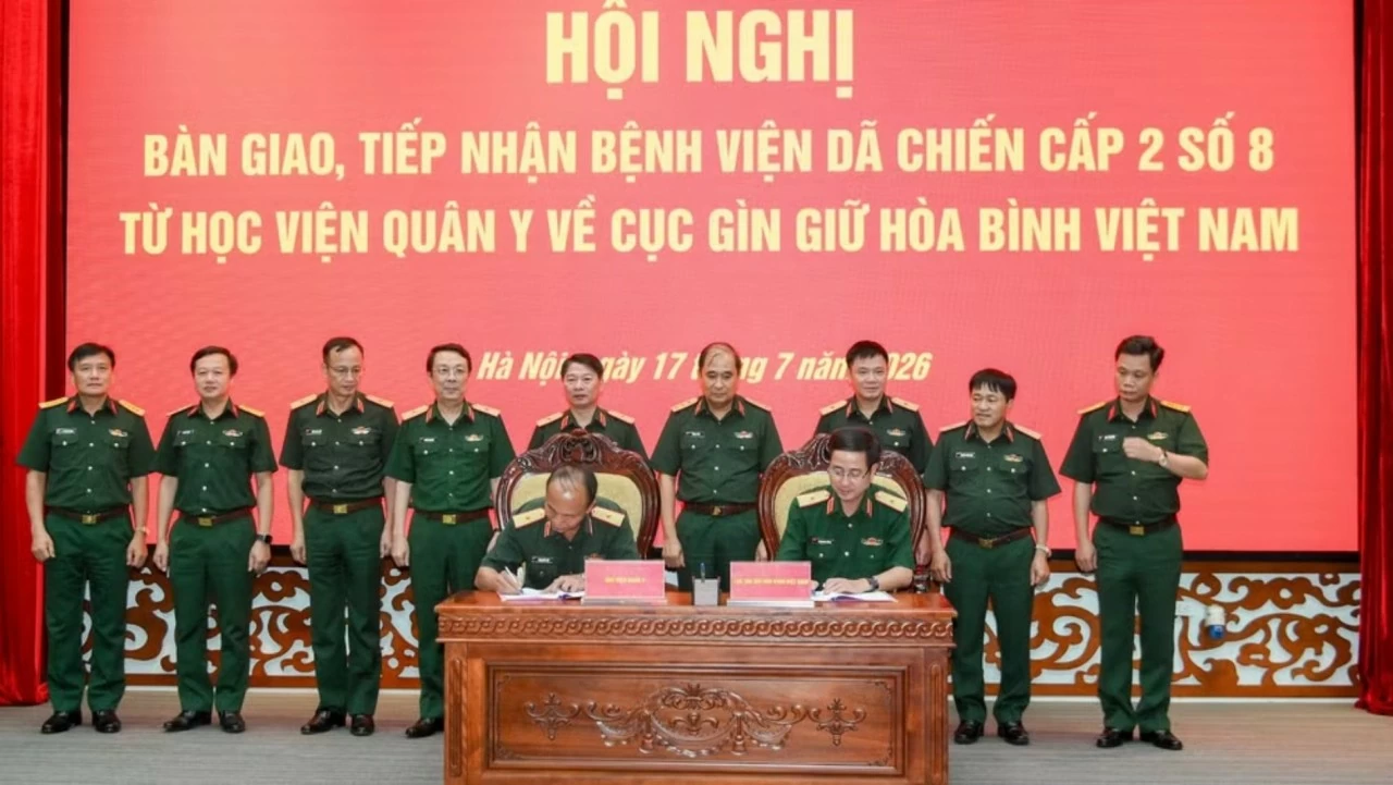 Đồng chí Thượng tướng Phùng Sĩ Tấn, Phó Tổng Tham mưu trưởng Quân đội nhân dân Việt Nam chứng kiến lễ ký Bàn giao Bệnh viện dã chiến cấp 2 số 8 từ Học viện Quân y về Cục Gìn giữ hòa bình Việt Nam. (Nguồn: Nhandan)