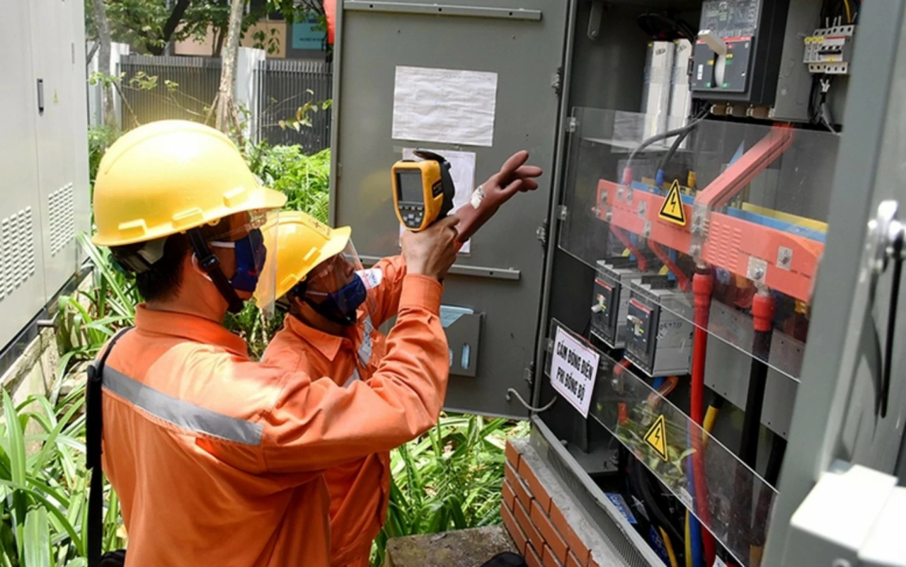 Giá bán lẻ điện bình quân được xác định trên nguyên tắc tính tổng chi phí sản xuất, kinh doanh điện cùng mức lợi nhuận bình quân cho 1 kWh điện thương phẩm trong từng thời kỳ. (Nguồn: VGP) Giá bán lẻ điện bình quân được xác định trên nguyên tắc tính tổng chi phí sản xuất, kinh doanh điện cùng mức lợi nhuận bình quân cho 1 kWh điện thương phẩm trong từng thời kỳ. (Nguồn: VGP)