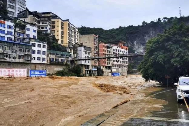 Dòng nước lũ cuồn cuộn chảy qua huyện Vô Tích ở Giang Tô, Trung Quốc. (Nguồn: Tân Hoa xã)