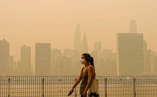 Khói từ các đám cháy rừng tại Canada bao phủ thành phố New York ngày 16/7, làm giảm tầm nhìn và nhuộm bầu trời màu cam. (Nguồn: Getty Images)