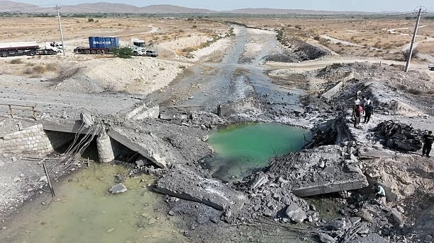 Cầu bị hư hại tại tỉnh Hormozgan, miền Nam Iran, sau các cuộc không kích của Mỹ ngày 16/7. (Nguồn: Getty Images) Cầu bị hư hại tại tỉnh Hormozgan, miền Nam Iran, sau các cuộc không kích của Mỹ ngày 16/7. (Nguồn: Getty Images)