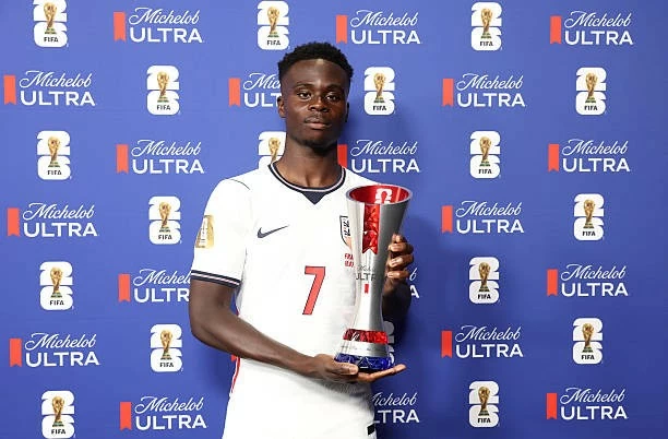 Đi vào lịch sử bóng đá Anh với cú hat-trick vào lưới tuyển Pháp, Saka được tôn vinh