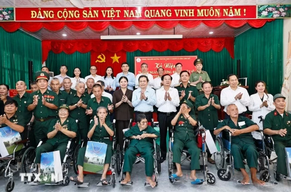 Chủ tịch Quốc hội tri ân người có công tại TP. Hồ Chí Minh