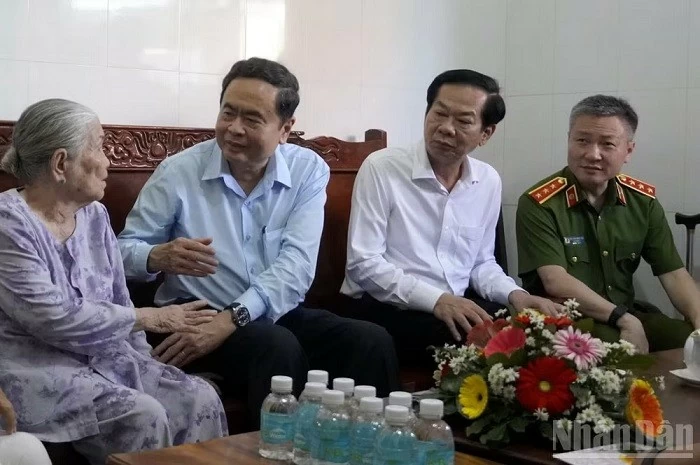 Chủ tịch Quốc hội Trần Thanh Mẫn viếng Anh hùng liệt sĩ Võ Thị Sáu, thăm Bà mẹ Việt Nam Anh hùng